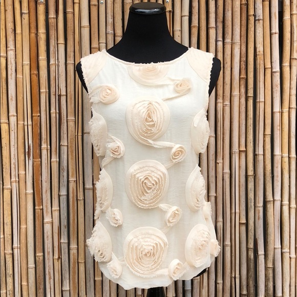 Tops - Beautiful Cream Rosette Appliqué Top size Medium